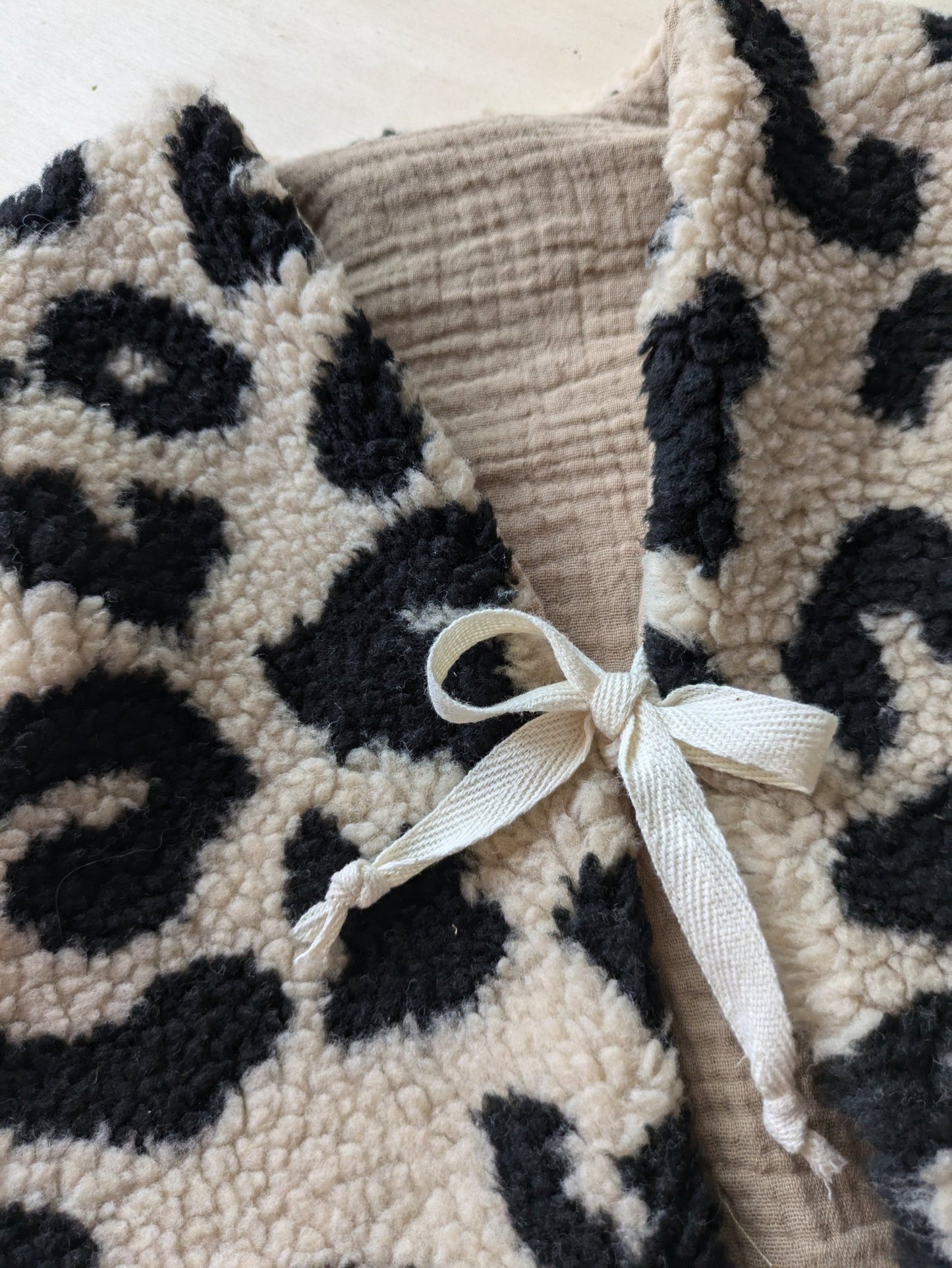 Ärmelose Teddyweste Leo - Loewenknopf