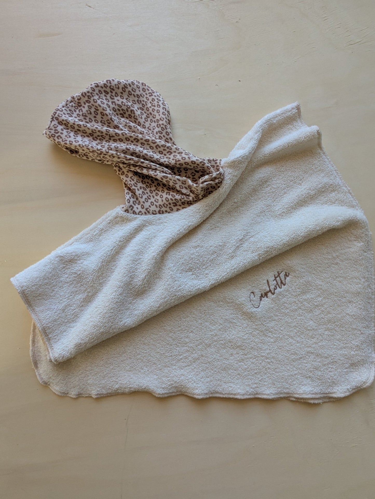 Badeponcho | Stickerei - Loewenknopf