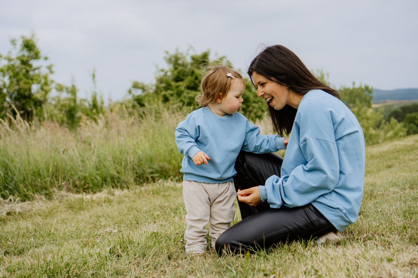 Blauer Oversized MOM - Sweater mit Amore Stickerei - Loewenknopf