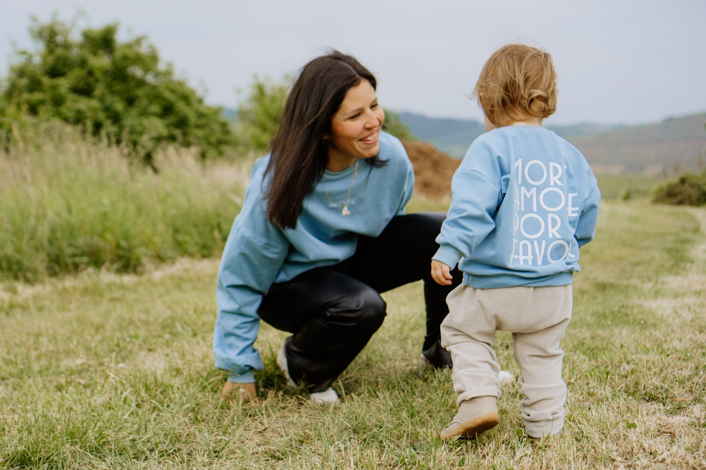Blauer Oversized MOM - Sweater mit Amore Stickerei - Loewenknopf