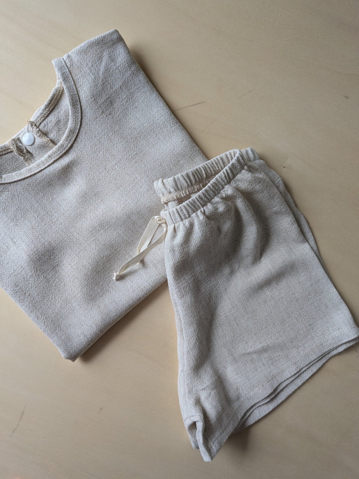 Handgenähte Leinenbluse für Kinder – Unisex, locker & mit Knopf am Rücken - Loewenknopf