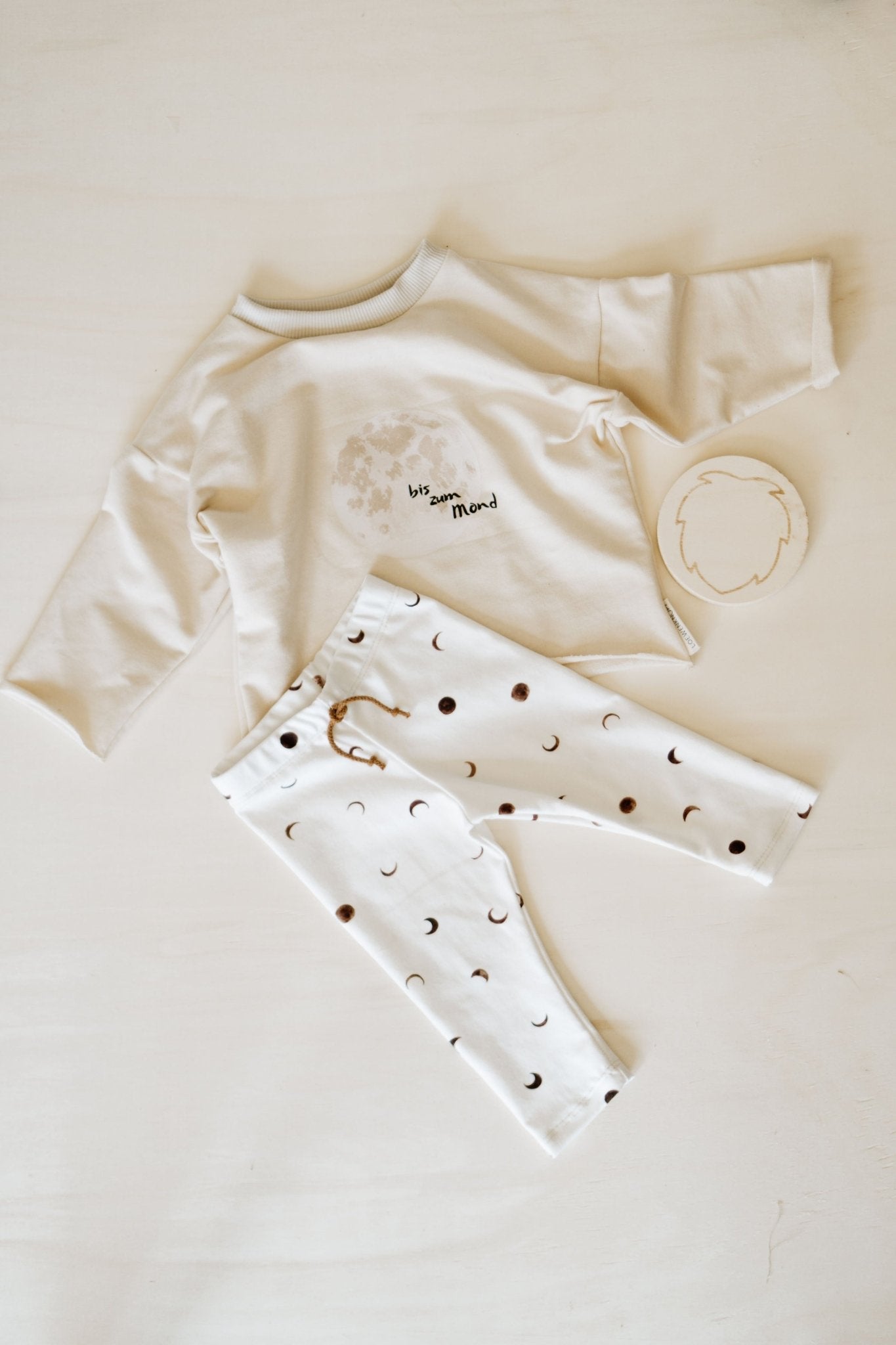 New Born Set "bis zum Mond" - Loewenknopf