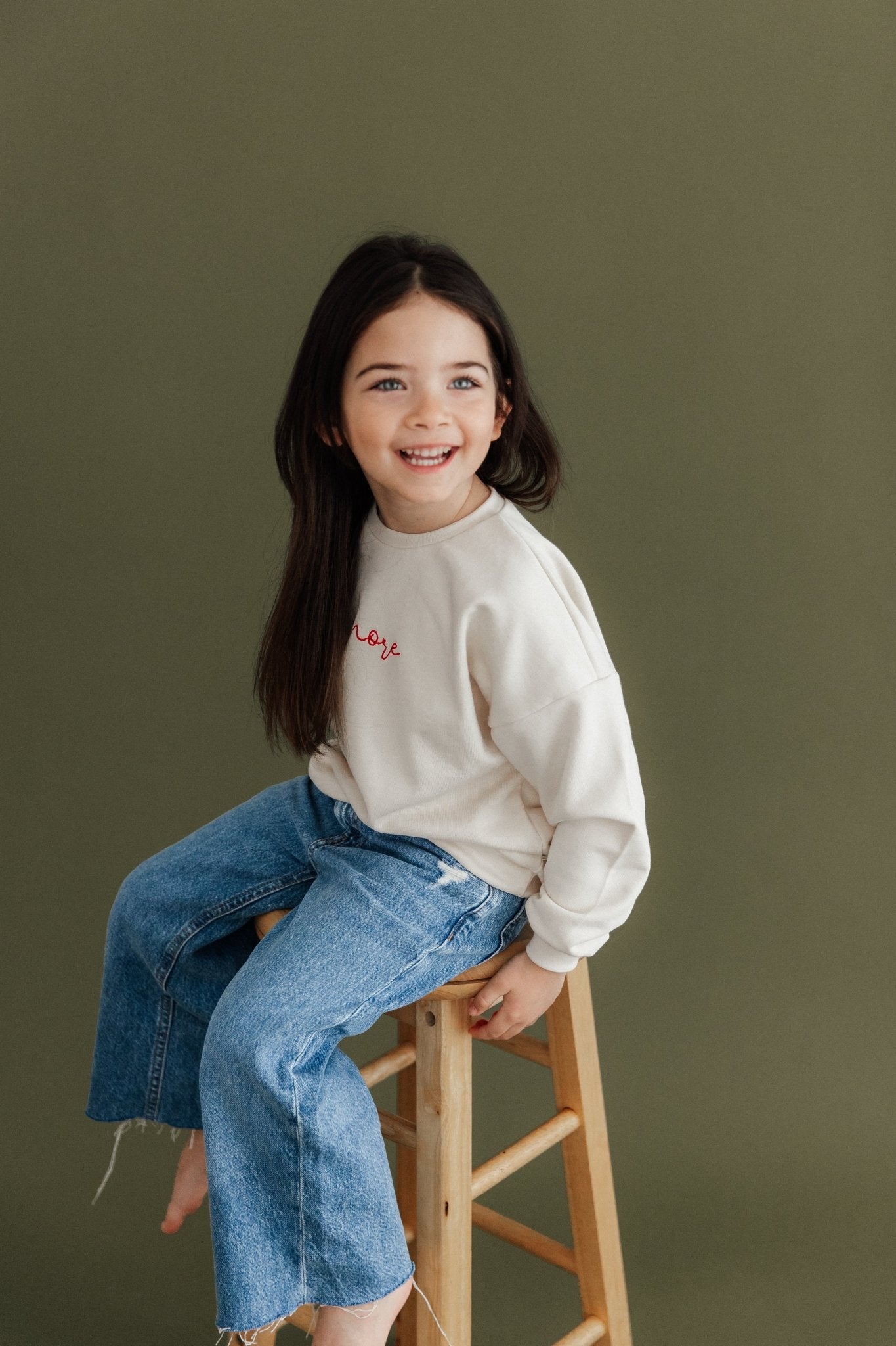 Oversized Kinder - Sweater aus Bio - French Terry mit Stickerei „Amore" - Loewenknopf