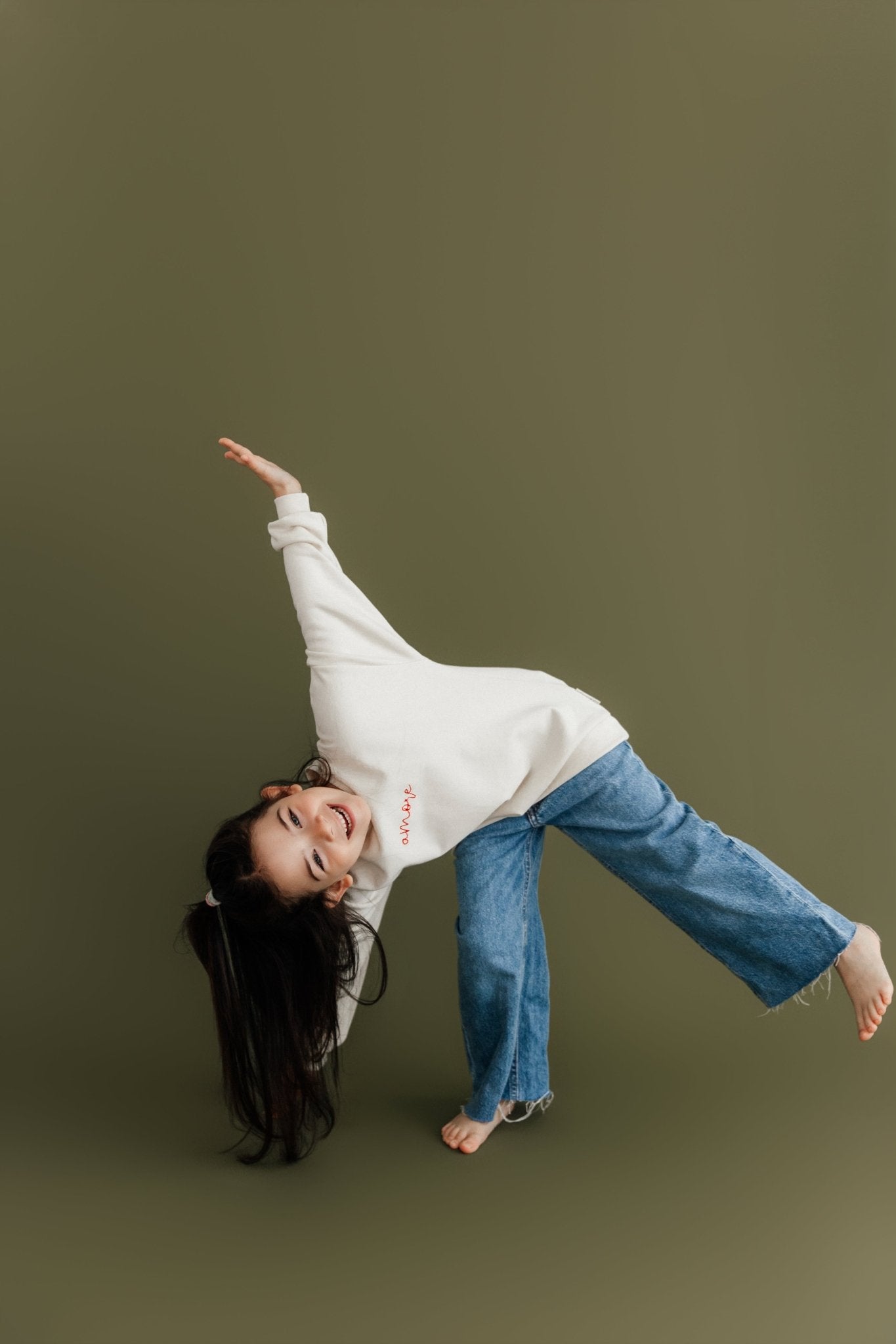 Oversized Kinder - Sweater aus Bio - French Terry mit Stickerei „Amore" - Loewenknopf