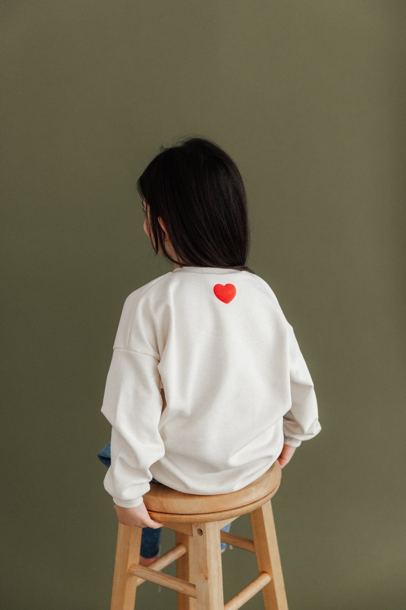 Oversized Kinder - Sweater aus Bio - French Terry mit Stickerei „Amore" - Loewenknopf