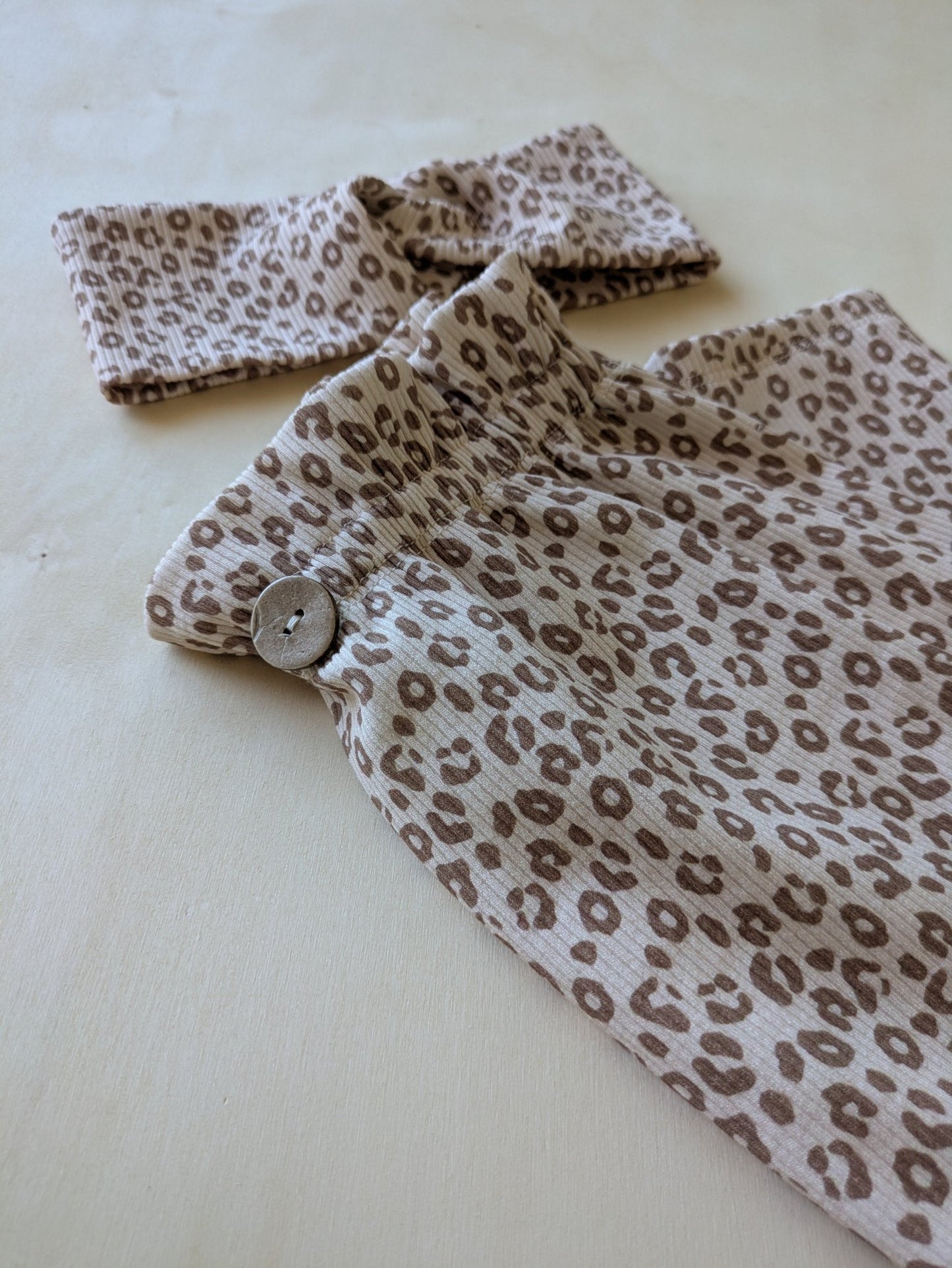 Paperbag Hose für Kinder in weichem Leo Ribstoff - Loewenknopf