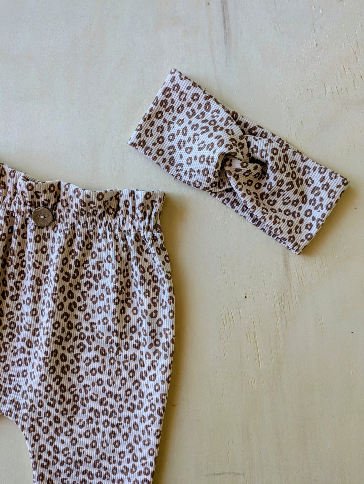 Paperbag Hose für Kinder in weichem Leo Ribstoff - Loewenknopf