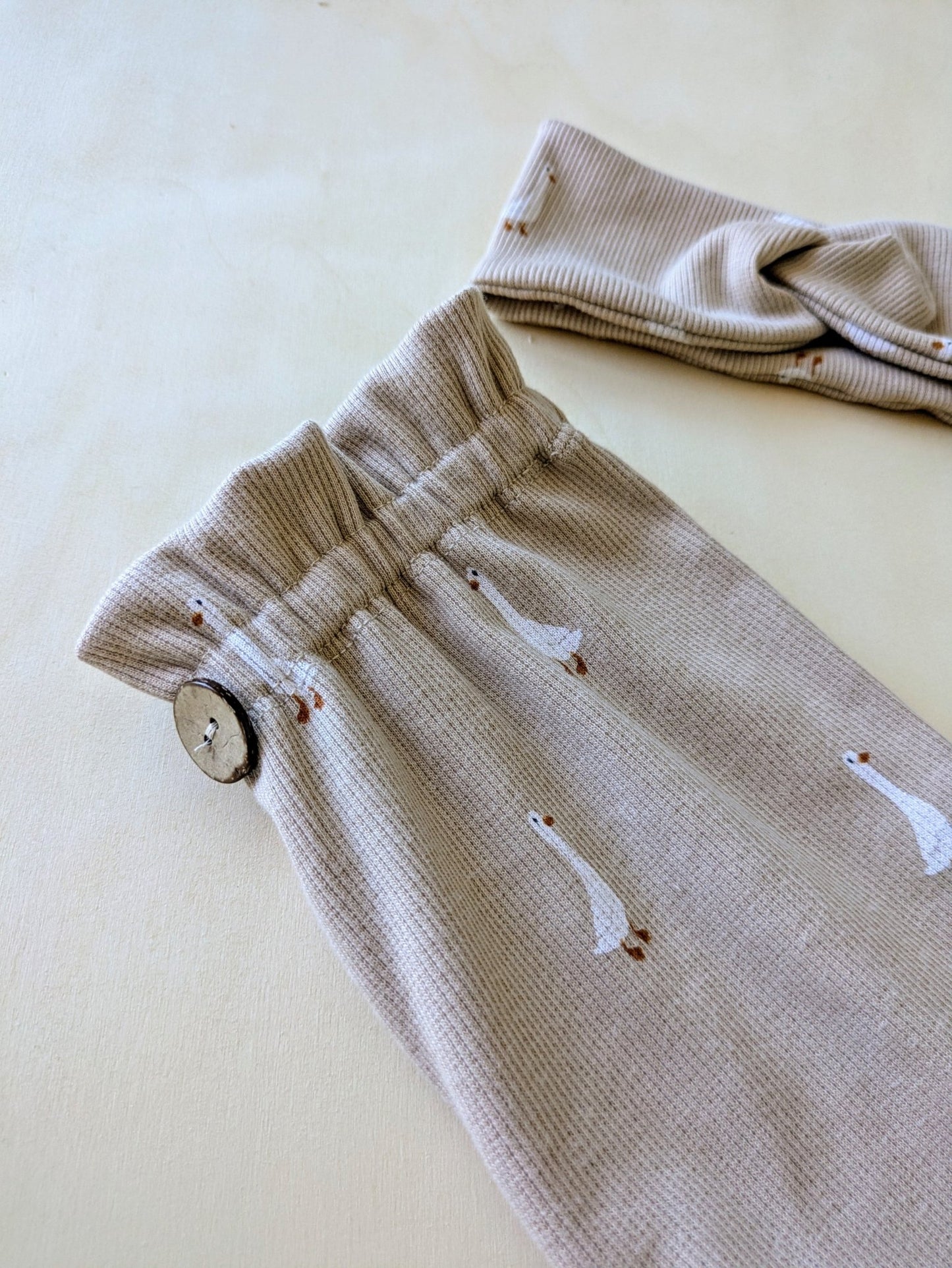 Paperbag Hose für Kinder in weichem Ribstoff | süßer Gänsestoff - Loewenknopf