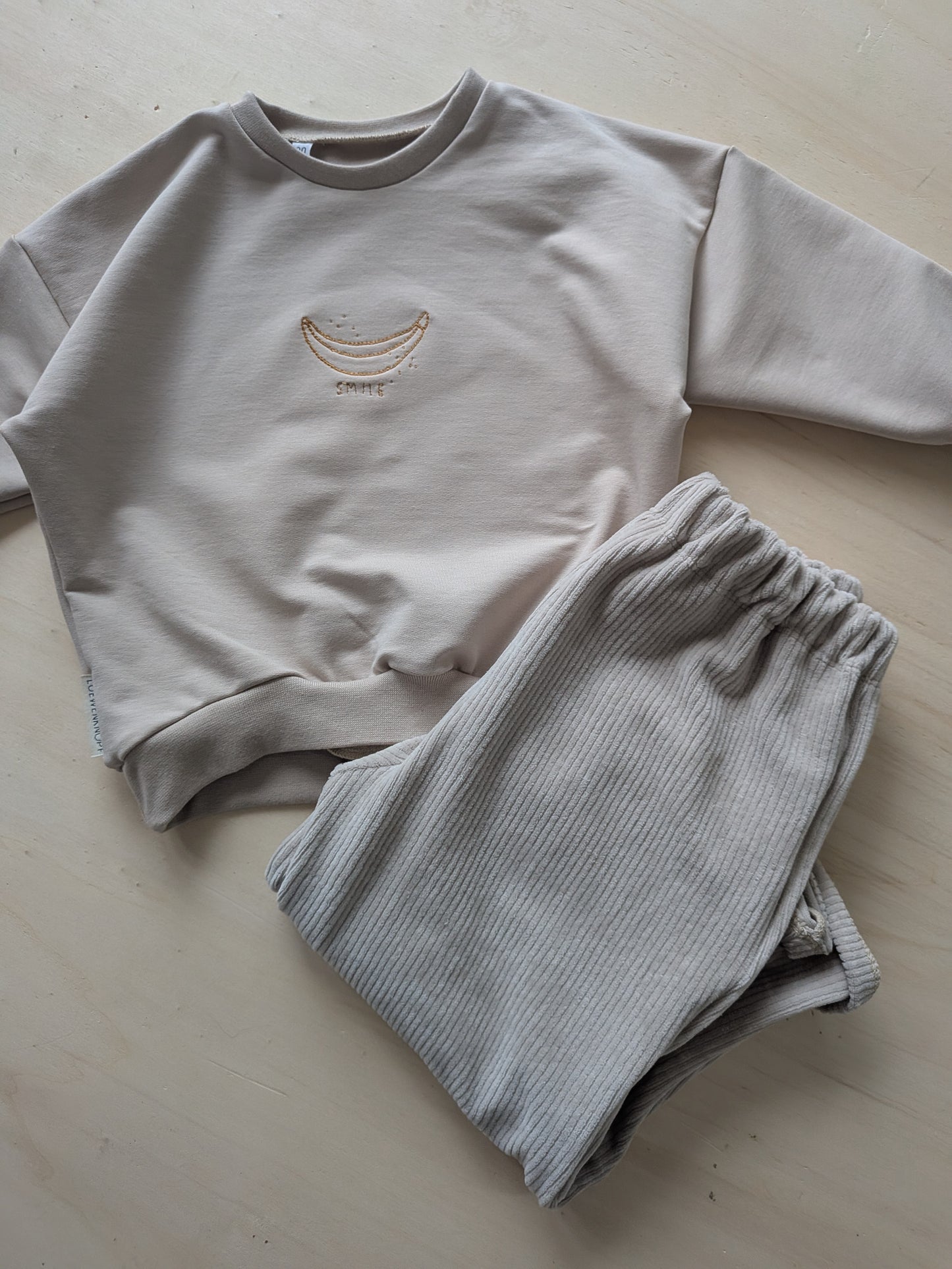 Bequeme, selbstgenähte Cordhose aus weichem, dehnbarem Stoff für Baby- und Kleinkinder
