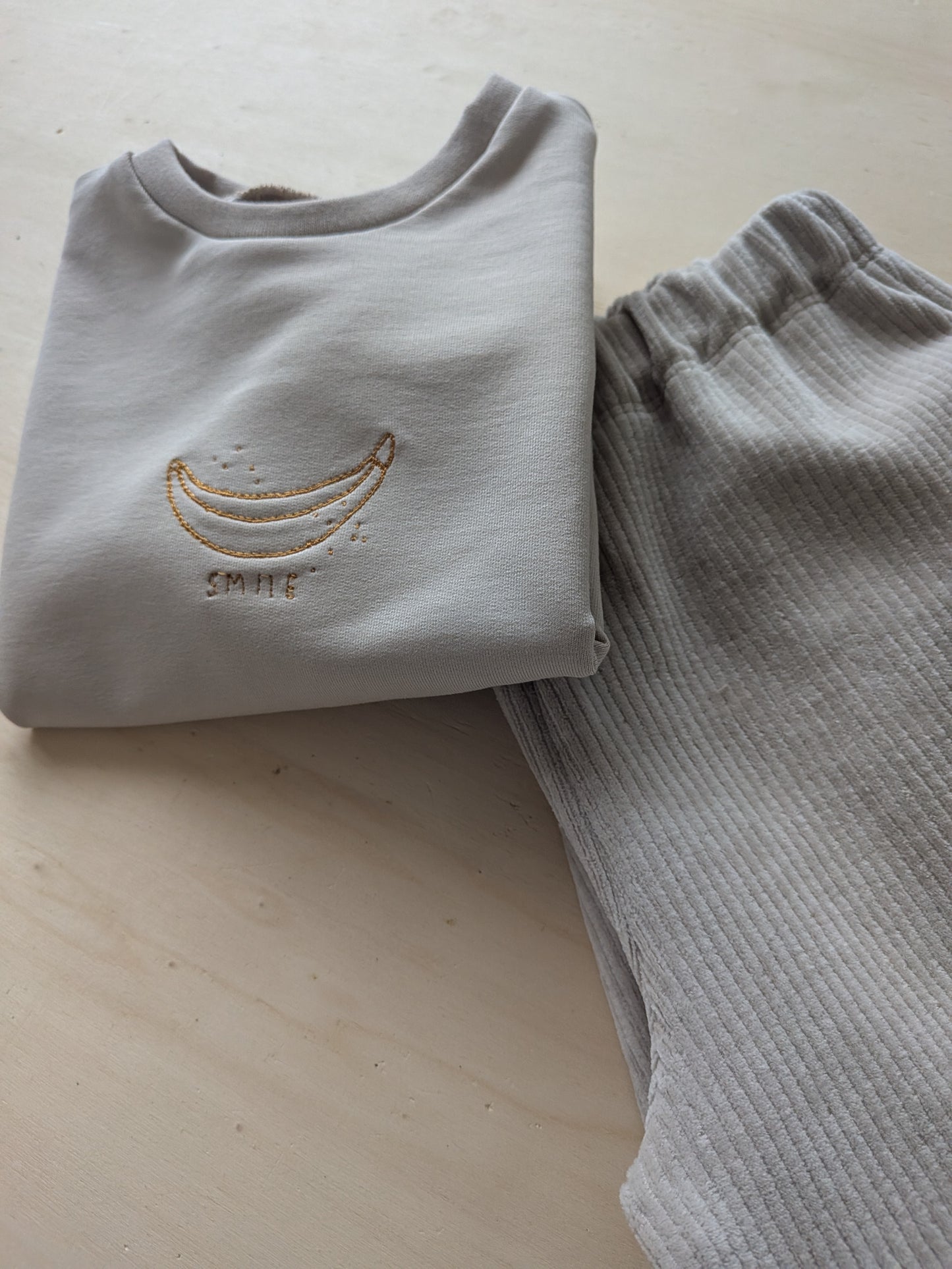 Bequeme, selbstgenähte Cordhose aus weichem, dehnbarem Stoff für Baby- und Kleinkinder