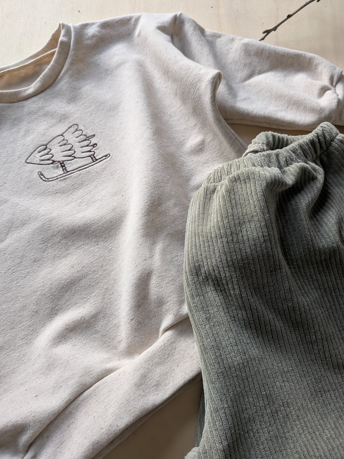 Handgenähter Weihnachtssweater mit Tannenbaum Motiv