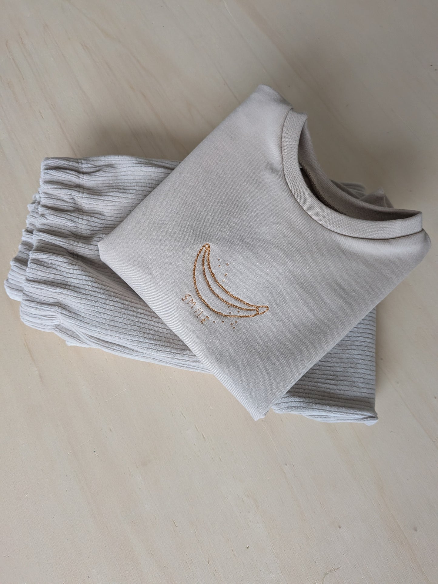 Oversized Sweater, selbstgenäht mit
Smile Stickerei