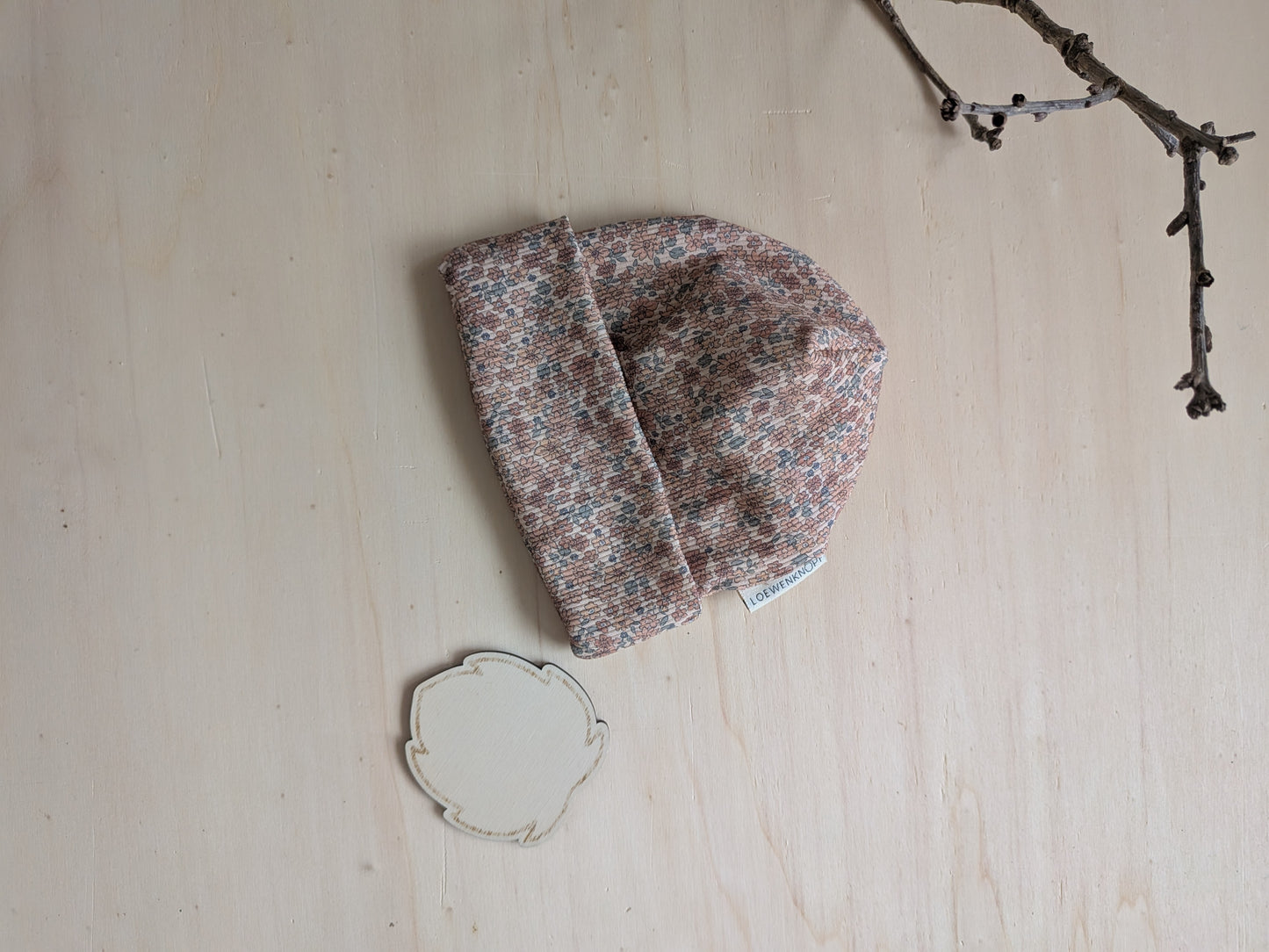 Beanie für Kinder – handgenäht aus weichem Rib-Stoff im Blumen-Design
