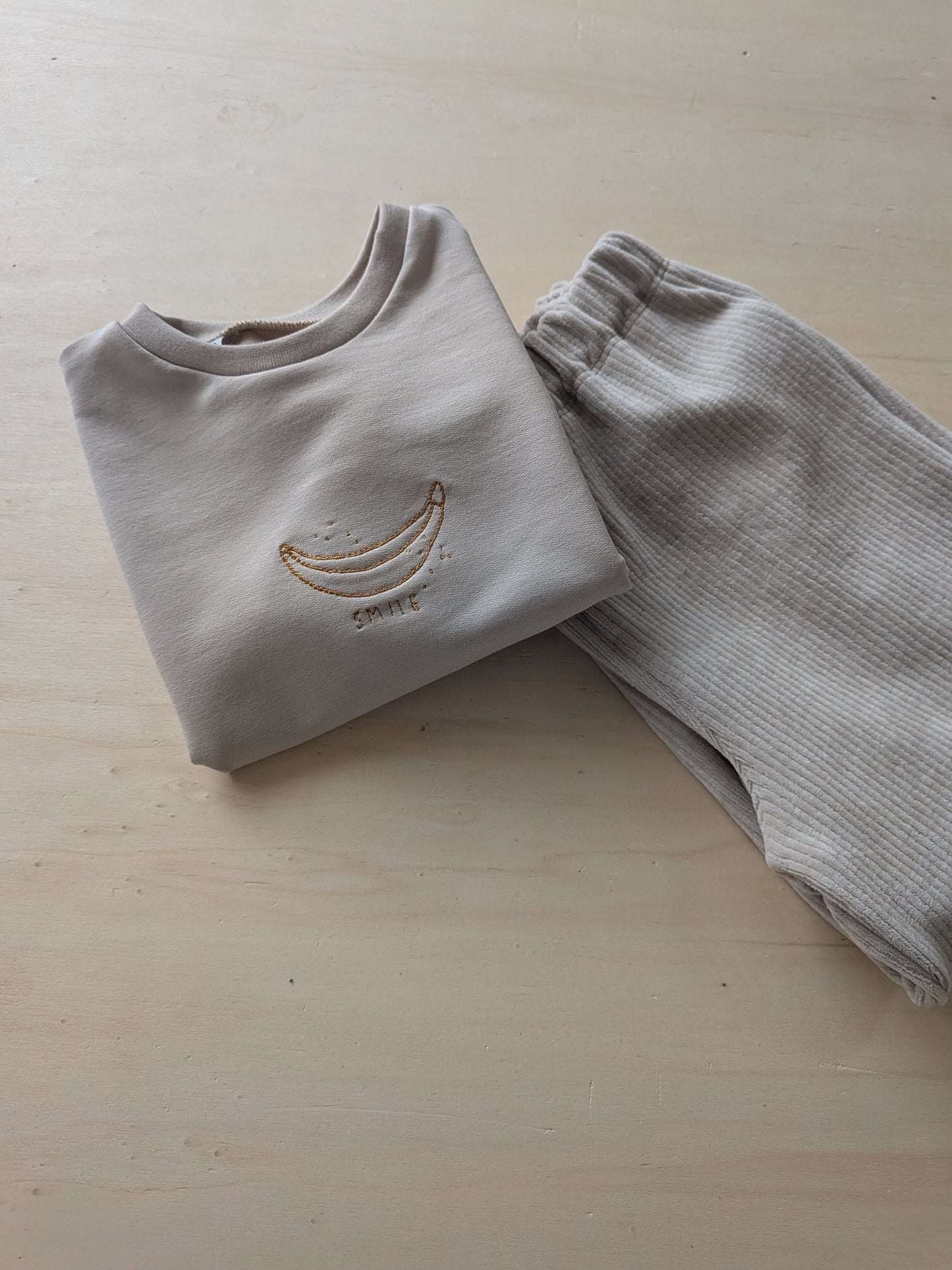Bequeme, selbstgenähte Cordhose aus weichem, dehnbarem Stoff für Baby- und Kleinkinder