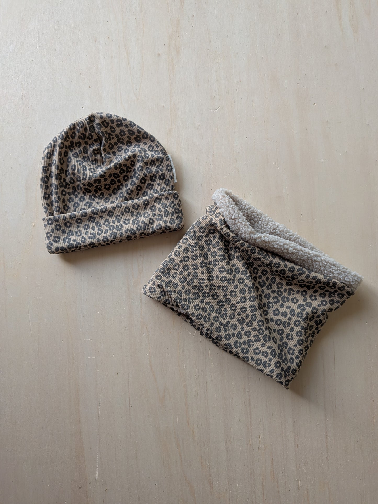 Kuschel Stirnband für Kinder – handgenäht aus weichem Teddystoff und Leo- Design