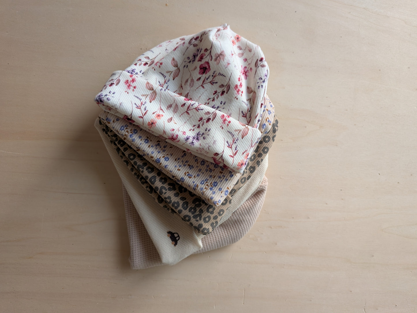 Beanie für Kinder – handgenäht aus weichem Rib-Stoff im rosa Blumen-Design