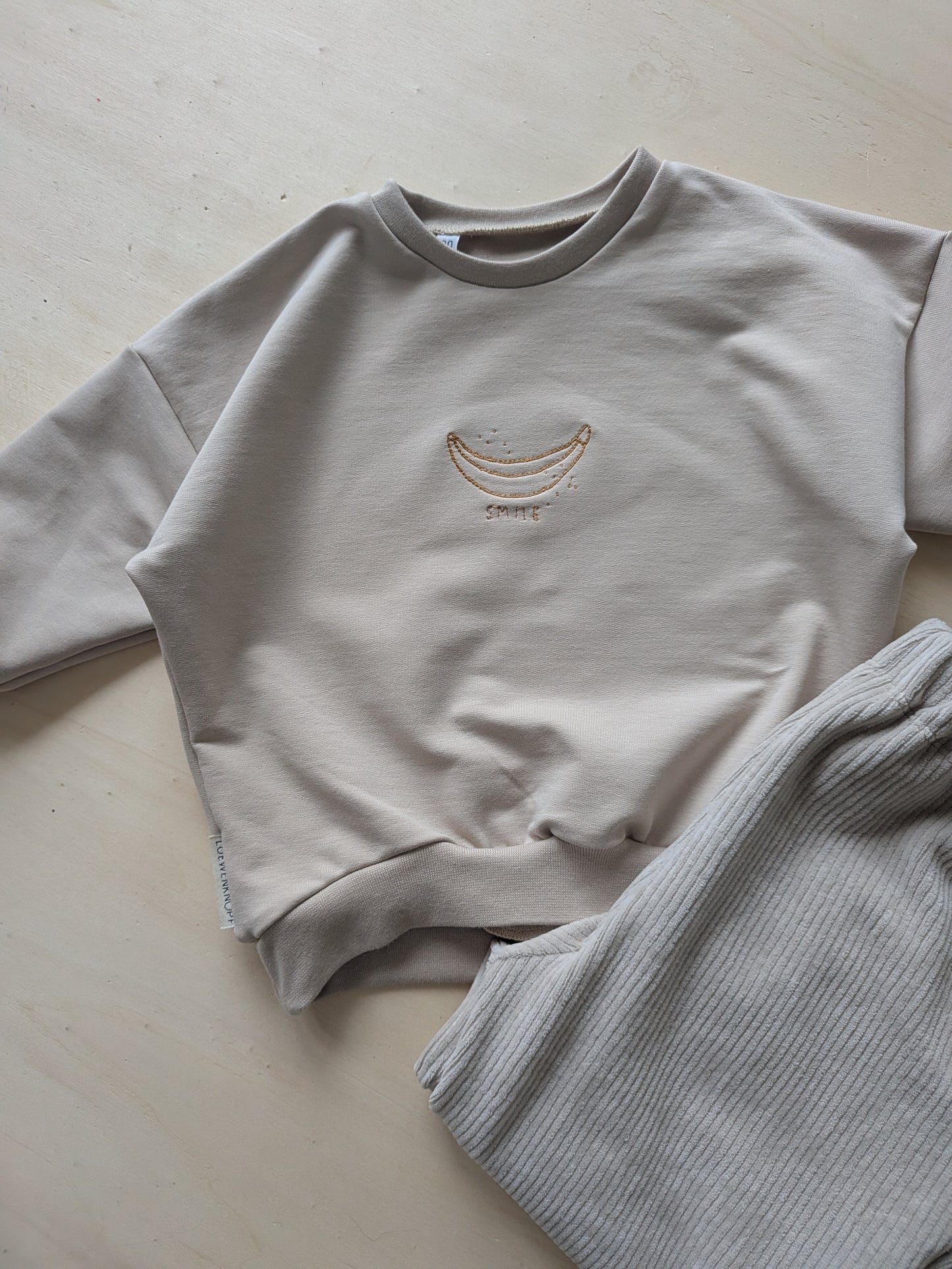 Oversized Sweater, selbstgenäht mit
Smile Stickerei