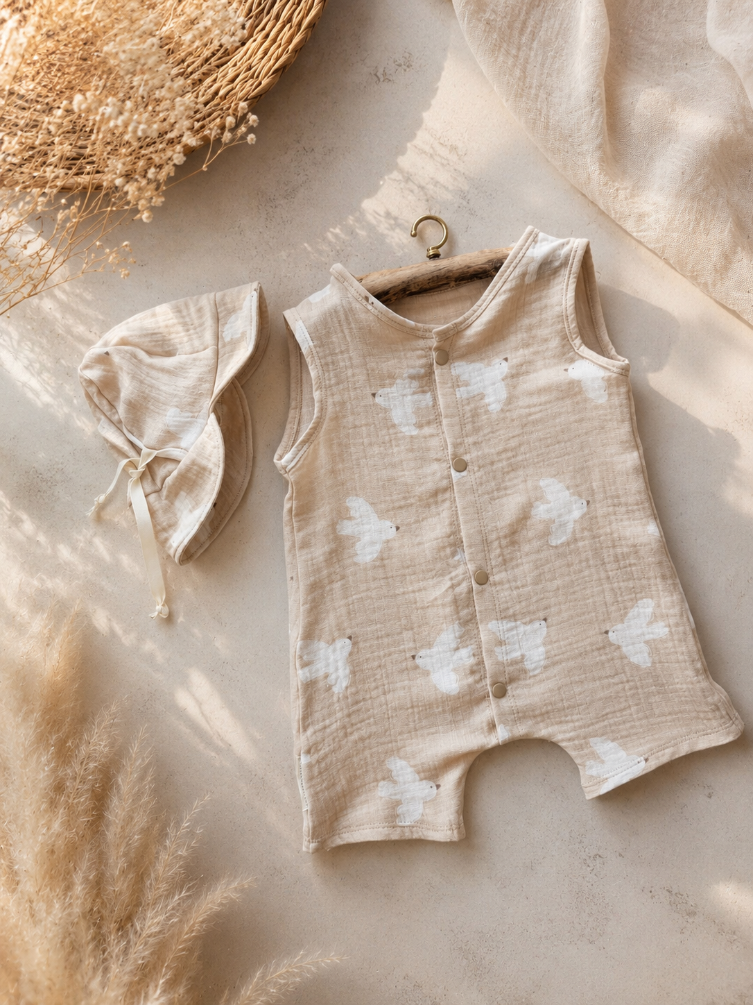 Sommermütze aus leichtem
Musselin, mit Nackenschutz Taupe