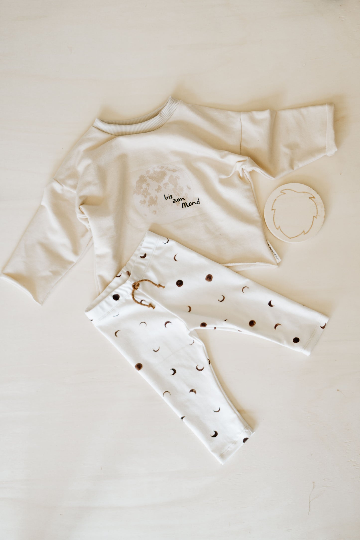 French Terry Pullover mit Plott "bis zum Mond" und einer Leggins mit Monden drauf