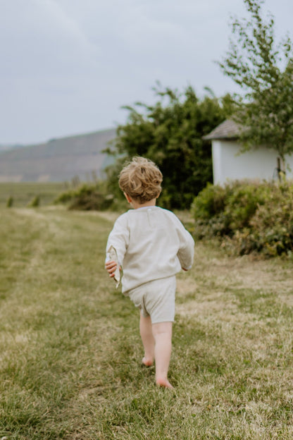 Handgenähte Leinenbluse für Kinder – Unisex, locker & mit Knopf am Rücken - Loewenknopf