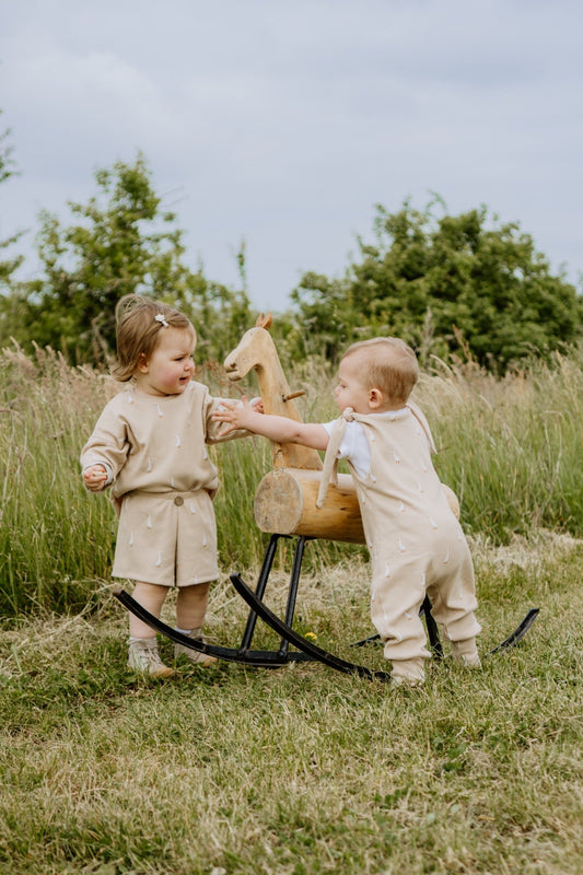Latzhose aus angenehmen Ribstoff mit Gänsemotiv für Babys & Kleinkinder - Loewenknopf