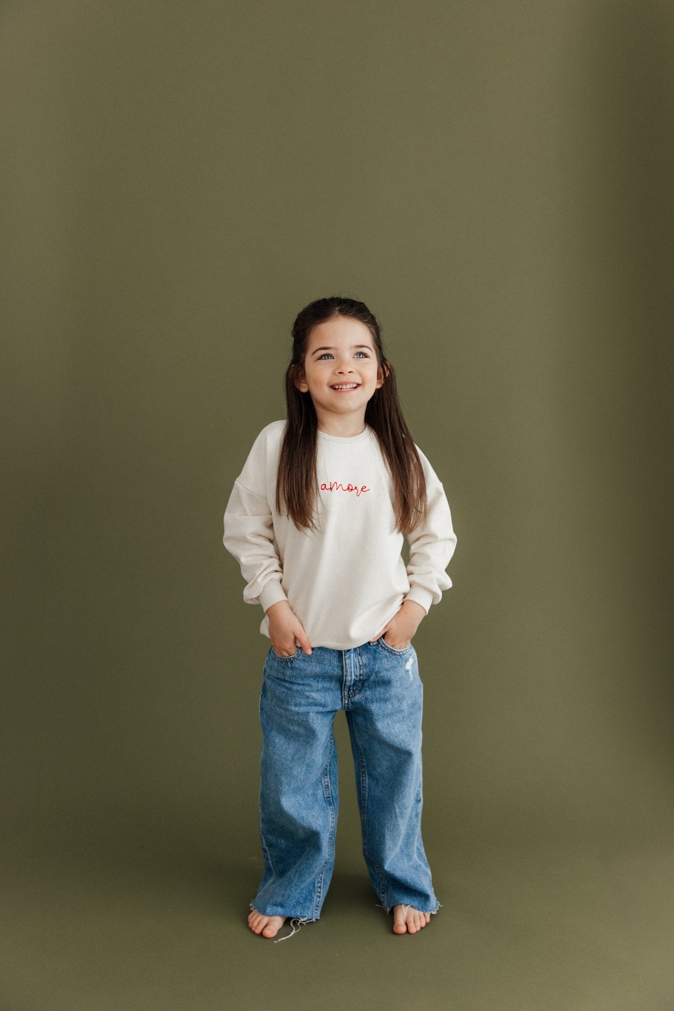 Oversized Kinder - Sweater aus Bio - French Terry mit Stickerei „Amore" - Loewenknopf