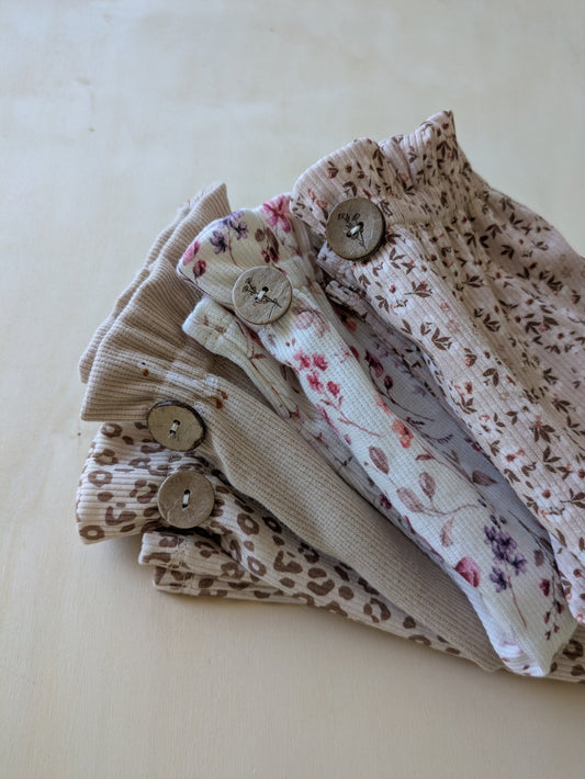 Paperbag Hose für Kinder in weichem blumigen Ribstoff - Loewenknopf
