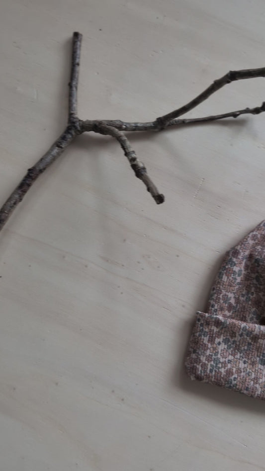 Beanie für Kinder – handgenäht aus weichem Rib-Stoff im Blumen-Design