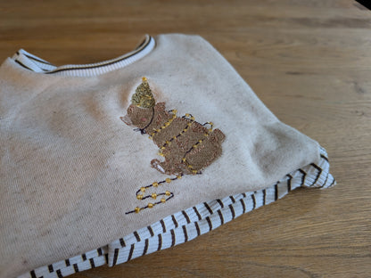 Handgenähter Weihnachtssweater mit  Bären Stickerei