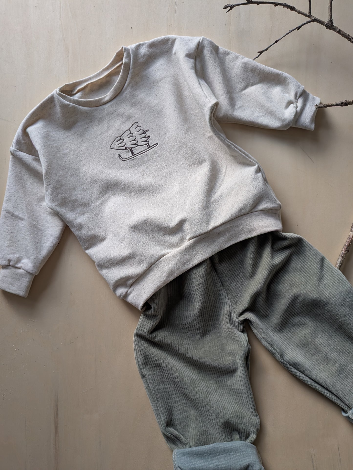 Handgenähter Weihnachtssweater mit Tannenbaum Motiv