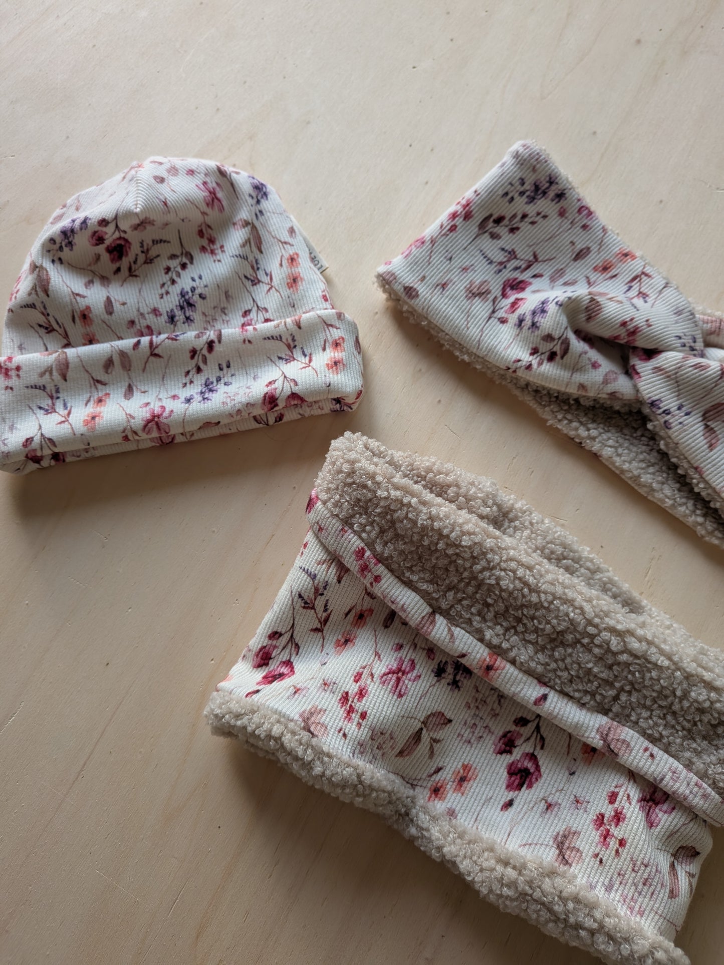 Beanie für Kinder – handgenäht aus weichem Rib-Stoff im rosa Blumen-Design