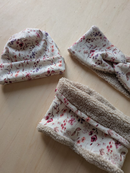 Beanie für Kinder – handgenäht aus weichem Rib-Stoff im rosa Blumen-Design