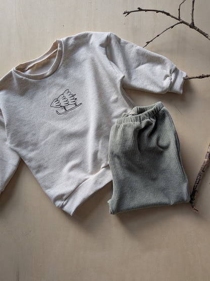 Handgenähter Weihnachtssweater mit Tannenbaum Motiv