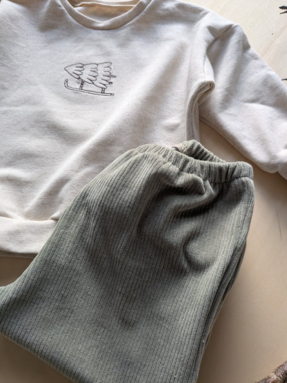 Handgenähter Weihnachtssweater mit Tannenbaum Motiv