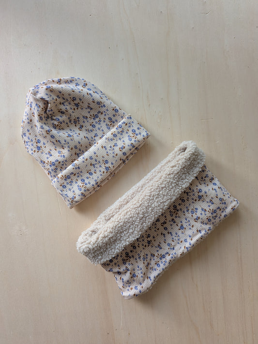 Loop für Kinder – handgenäht aus weichem Teddystoff mit blauem Blumen- Design