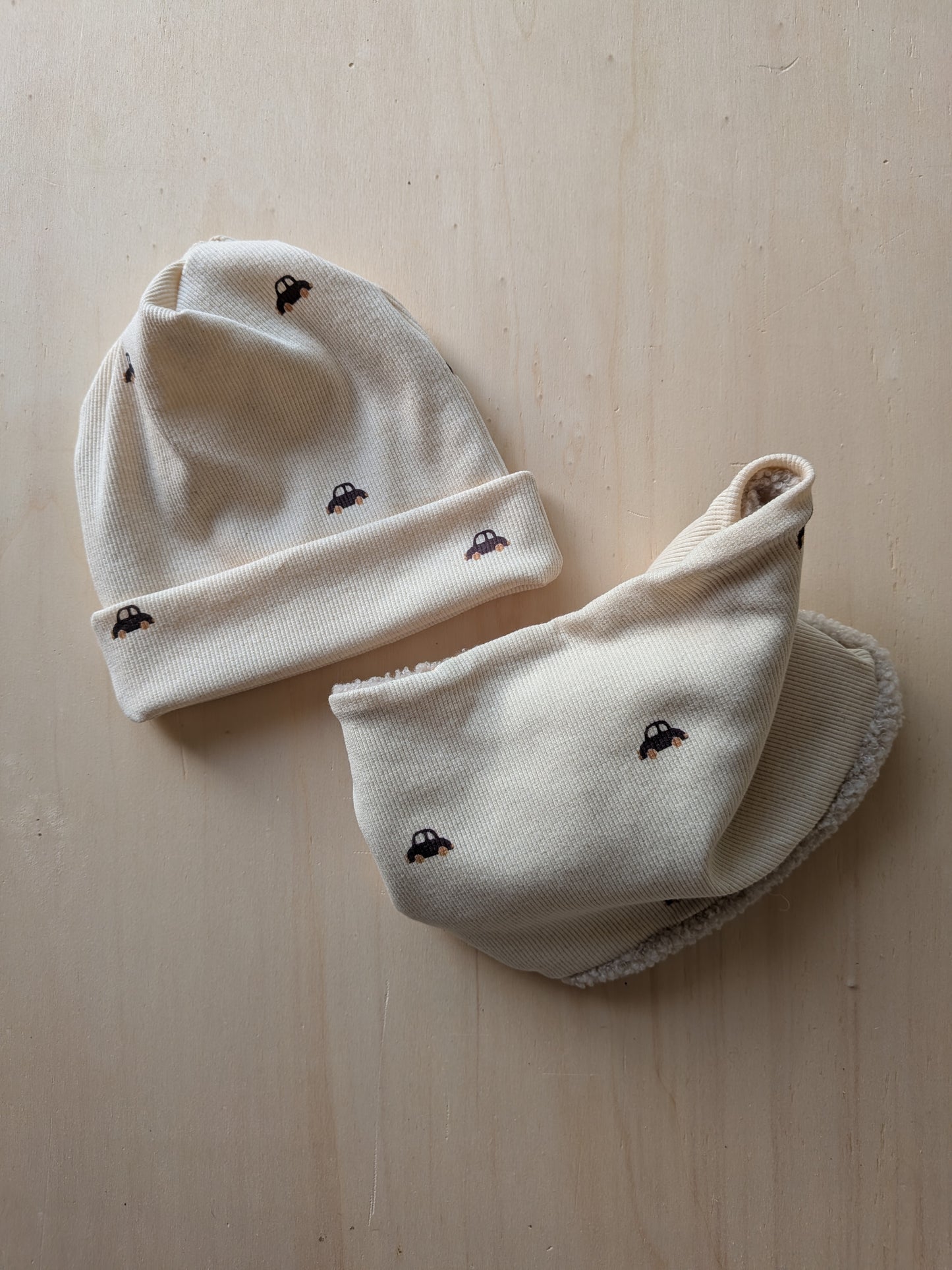 Beanie für Kinder – handgenäht aus weichem Rib-Stoff im Auto-Design