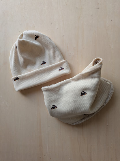 Beanie für Kinder – handgenäht aus weichem Rib-Stoff im Auto-Design