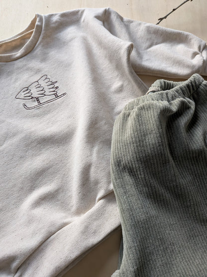 Handgenähter Weihnachtssweater mit Tannenbaum Motiv