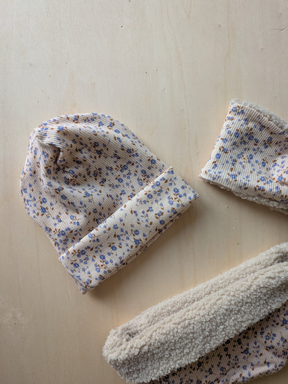 Kuschel Stirnband für Kinder – handgenäht aus weichem Teddystoff und blauem Blumen- Design