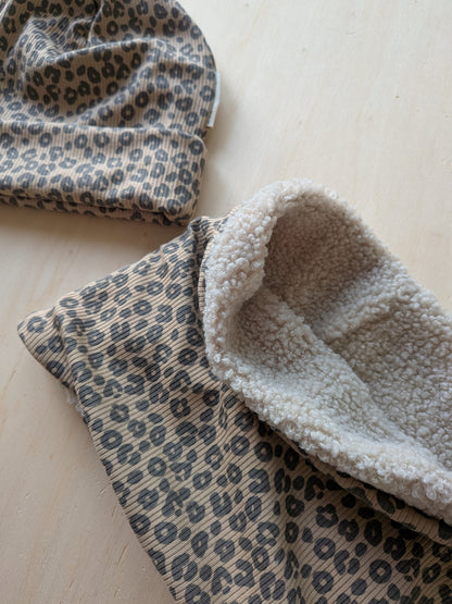 Beanie für Kinder – handgenäht aus weichem Rib-Stoff im Leo-Design