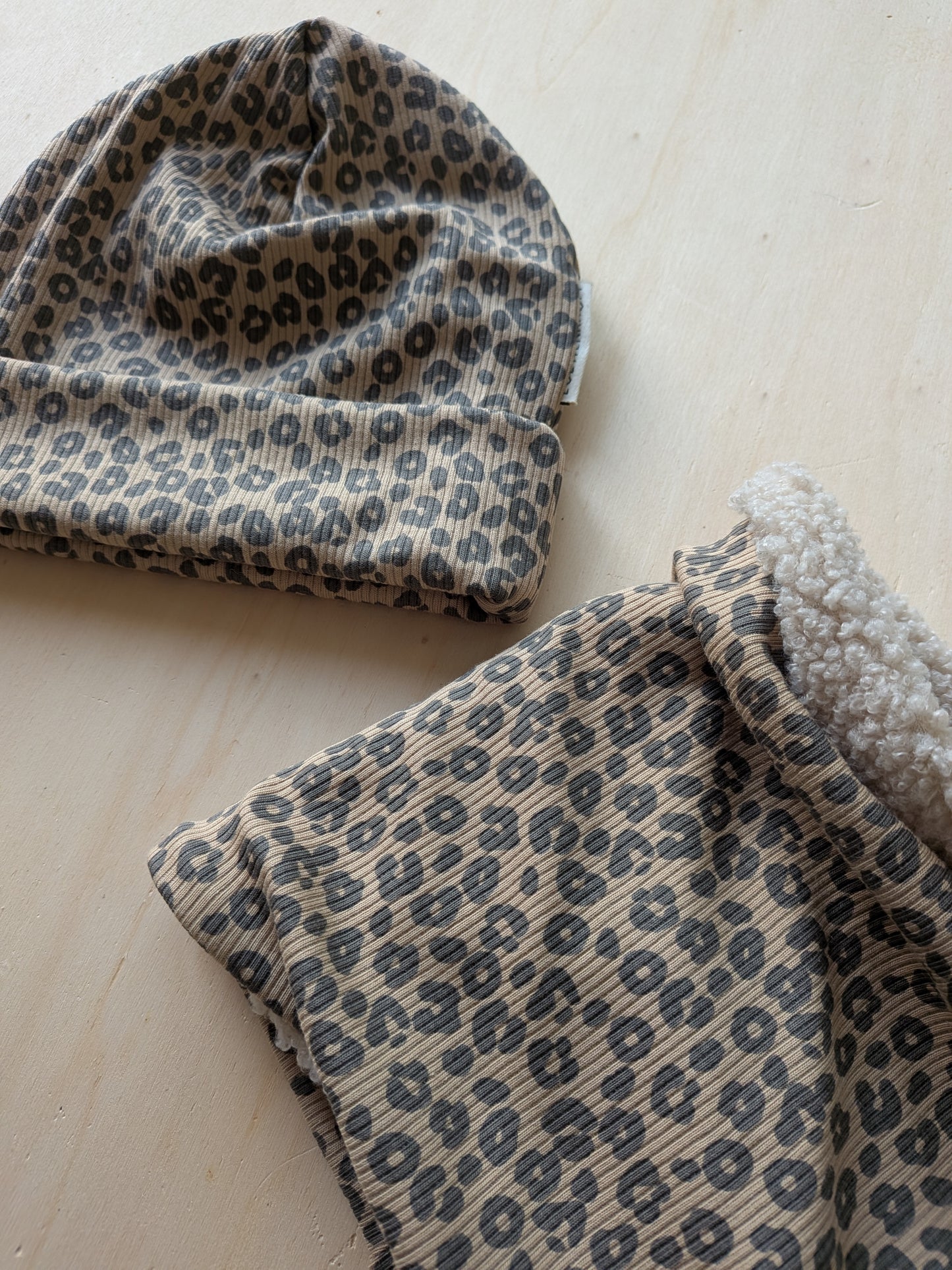 Beanie für Kinder – handgenäht aus weichem Rib-Stoff im Leo-Design