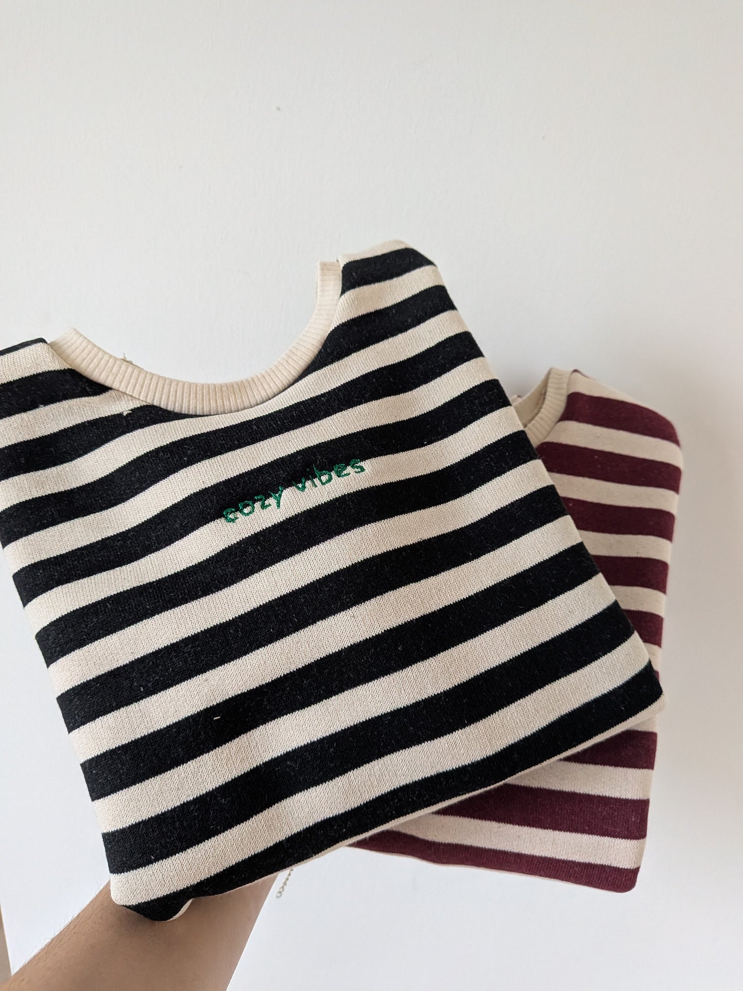 Oversized Sweater, gestreift in Bordeaux-Weiß oder Schwarz-Weiß I Stickerei