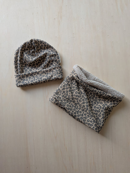 Beanie für Kinder – handgenäht aus weichem Rib-Stoff im Leo-Design