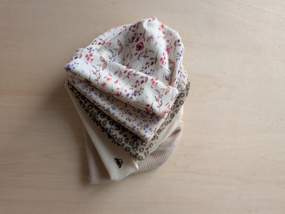 Beanie für Kinder – handgenäht aus weichem Rib-Stoff im rosa Blumen-Design