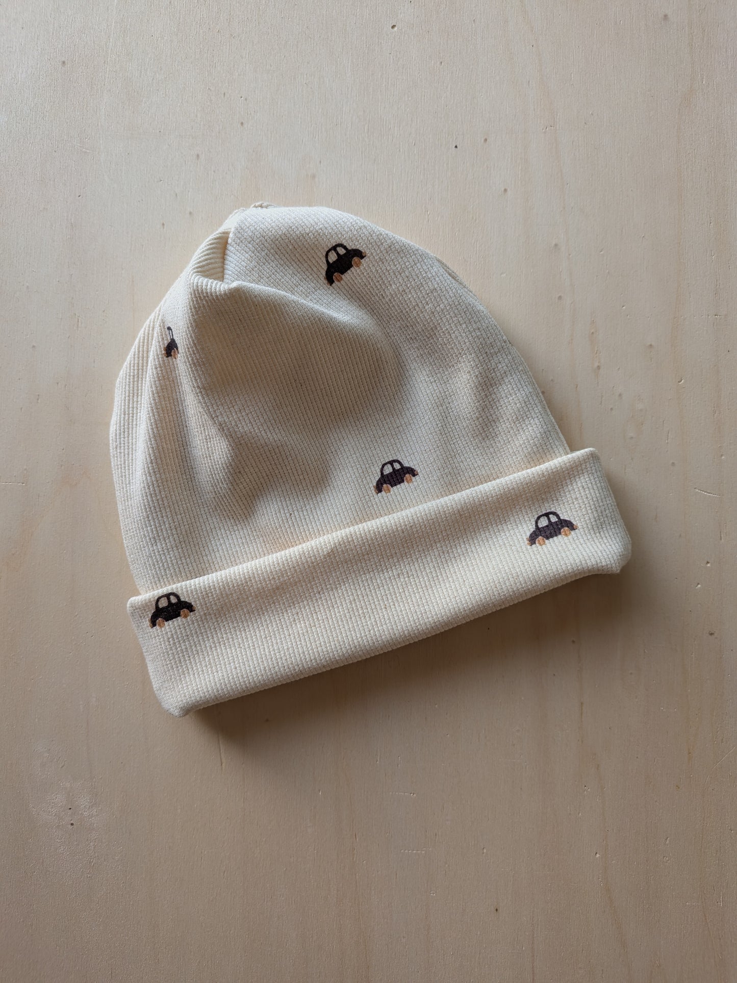 Beanie für Kinder – handgenäht aus weichem Rib-Stoff im Auto-Design
