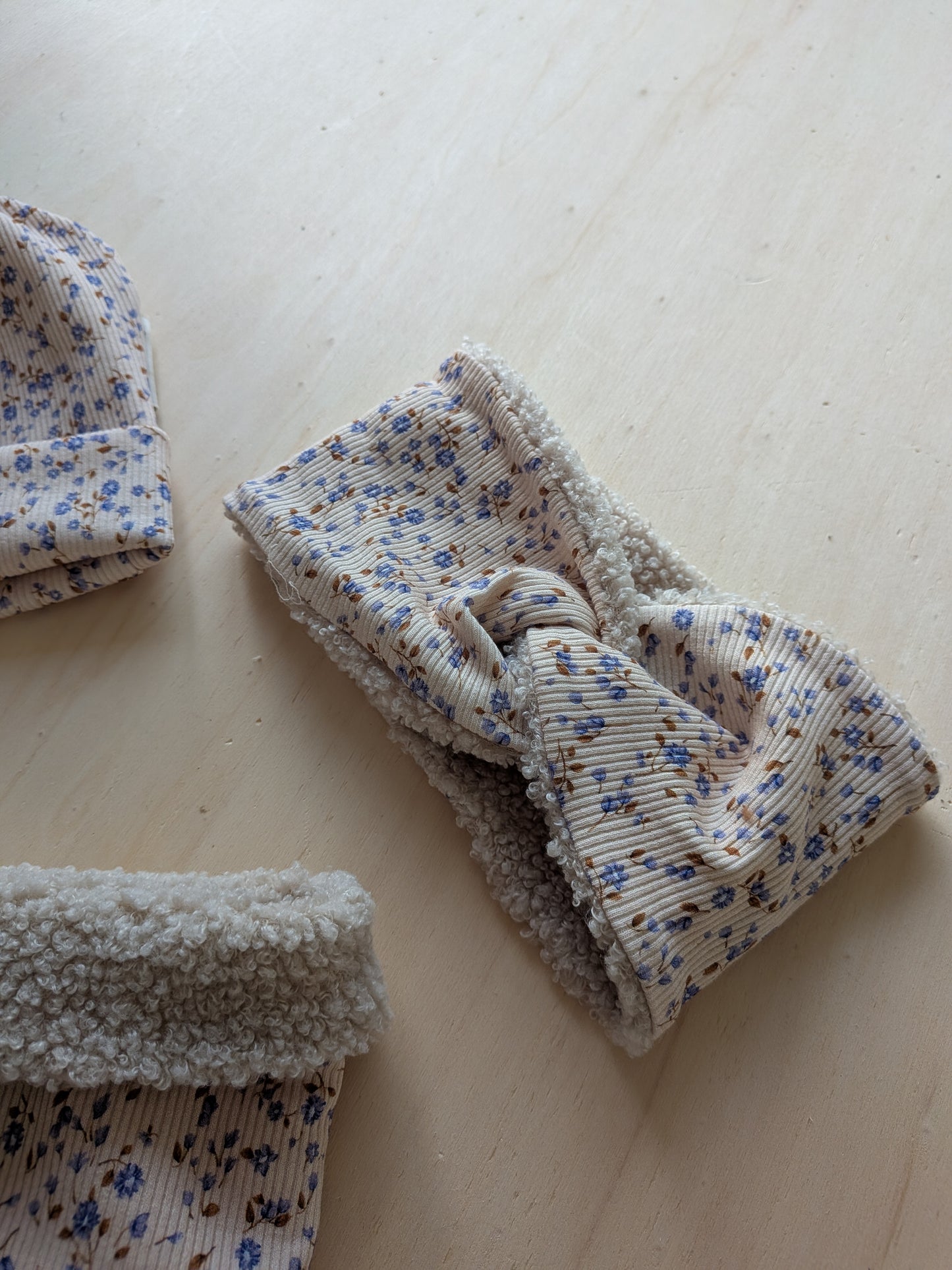 Kuschel Stirnband für Kinder – handgenäht aus weichem Teddystoff und blauem Blumen- Design