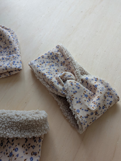 Kuschel Stirnband für Kinder – handgenäht aus weichem Teddystoff und blauem Blumen- Design