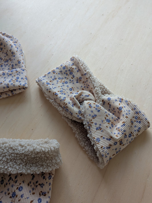 Kuschel Stirnband für Kinder – handgenäht aus weichem Teddystoff und blauem Blumen- Design