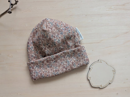 Beanie für Kinder – handgenäht aus weichem Rib-Stoff im Blumen-Design