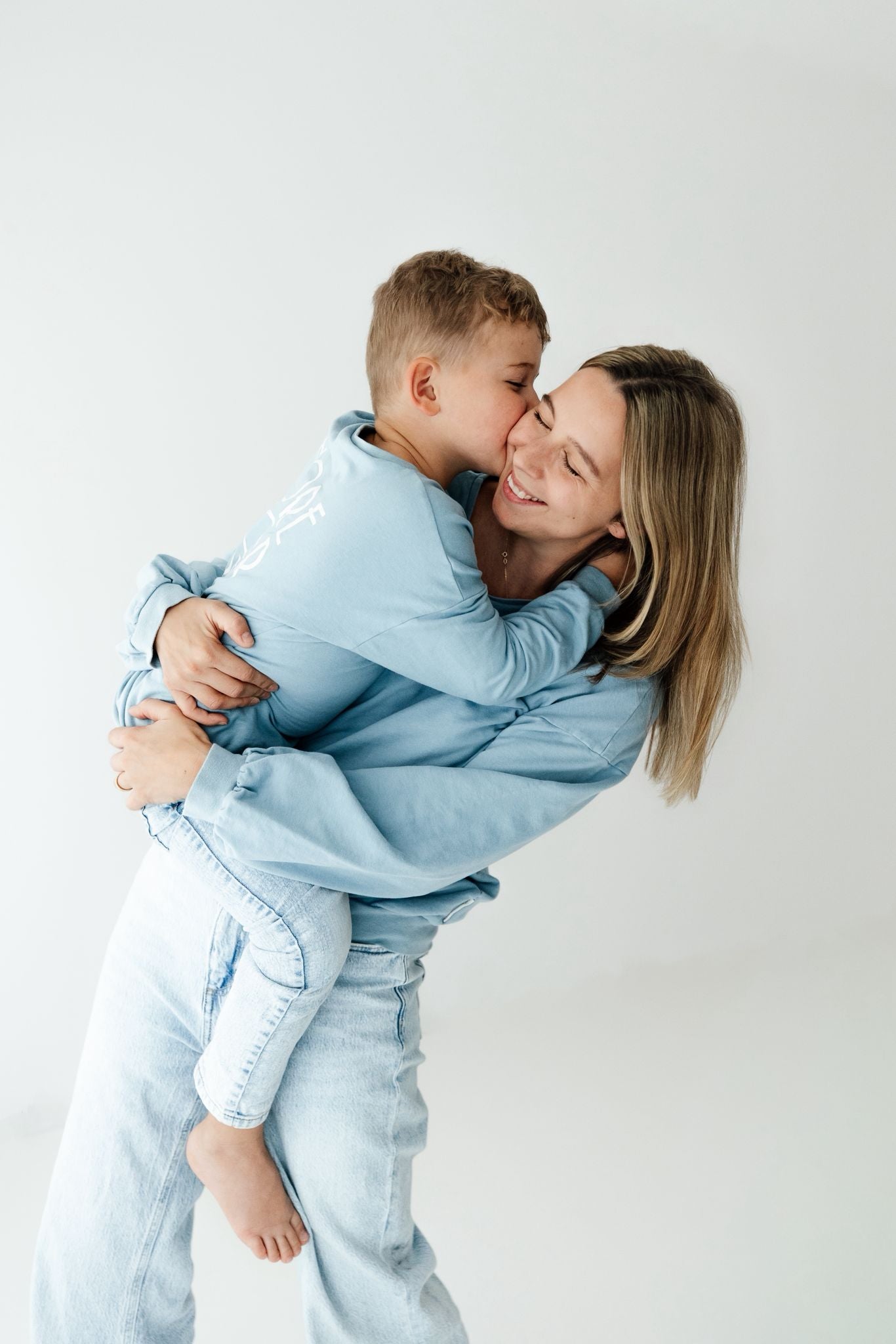 Blauer Oversized Kinder-Sweater aus Bio-Sweat mit Rückenschrift
